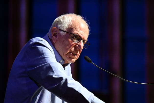 October 4, 2026, Bakersfield, California, USA: Bakersfield, California, U.S. - Bernie Sanders hosted a Fighting Oligarchy rally in Bakersfield Calif. Sunday afternoon. Bakersfield USA  - ZUMAw332 20261004_aap_w332_010 Copyright: xNealxWatersx