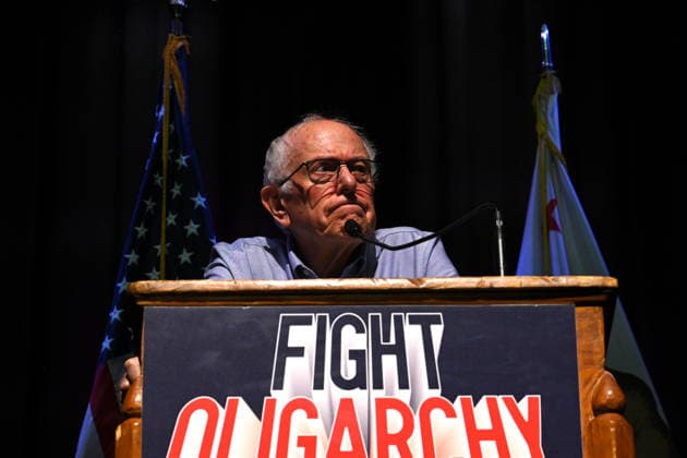 October 4, 2026, Bakersfield, California, USA: Bakersfield, California, U.S. - Bernie Sanders hosted a Fighting Oligarchy rally in Bakersfield Calif. Sunday afternoon. Bakersfield USA - ZUMAw332 20261004_aap_w332_014 Copyright: xNealxWatersx