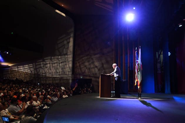 October 4, 2026, Bakersfield, California, USA: Bakersfield, California, U.S. - Bernie Sanders hosted a Fighting Oligarchy rally in Bakersfield Calif. Sunday afternoon. Bakersfield USA - ZUMAw332 20261004_aap_w332_019 Copyright: xNealxWatersx