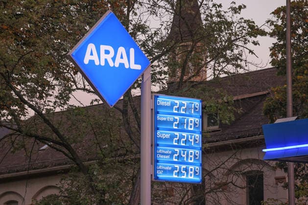 What will happen to gas prices? Gas prices remain at very high levels. The so-called gas rebate has been in effect since October 1, 2026. The federal government has reduc