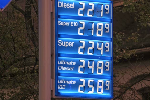 What will happen to gas prices? Gas prices remain at very high levels. The so-called gas rebate has been in effect since October 1, 2026. The federal government has reduc