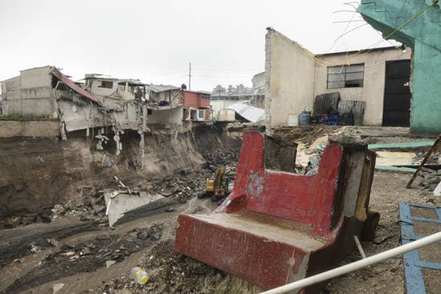Heavy rains linked to El Nino trigger severe land collapse in Guatemala SAN MIGUEL PETAPA, GUATEMALA - OCTOBER 04: The Pinula River surges following relentless rainfall linked to the El Nino phenomenon, triggering severe erosion and the collapse of homes in the Villa Hermosa I neighborhood of San Miguel Petapa, Guatemala on October 04, 2026. Official reports indicate extensive structural damage and continuous land loss, exacerbating years of riverbank erosion and placing neighboring residential properties at critical risk as heavy precipitation and scouring persist. Luis Vargas Anadolu San Miguel Petapa Guatemala. Editorial use only. Please get in touch for any other usage.  Copyright: x2026xAnadoluxLuisxVargasx