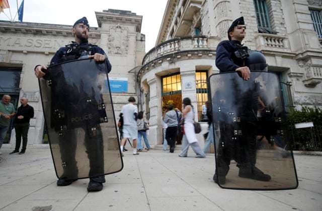HIGH SCHOOL PROTEST AT LYCÉE MASSENA IN NICE PHOTOPQR NICE MATIN Jean François Ottonello Nice October 5, 2026 High school protest in Nice The school year began peacefully at Lycée Masséna in Nice, with a police presence, including bag checks and searches at the entrance France Fires have broken out at several schools in France, as students protest by blockading educational institutions nationwide over school funding and learning conditions Nice France  Copyright: xPHOTOPQR NICExMATIN MAXPPPxJeanxFrançoisxOttonellox 20261005NIM9680 20261005NIM9680