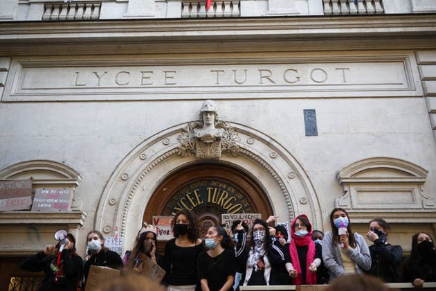 High School Turgot Blockade - Paris Student blocking High school Turgot in Paris, France on October 5, 2026 as they continue their protest to demand the hiring of substitute teachers, increased resources, and decent learning conditions. Photo by Raphael Lafargue ABACAPRESS.COM Paris France Copyright: xLafarguexRaphael ABACAx