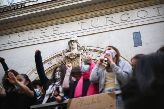 High School Turgot Blockade - Paris Student blocking High school Turgot in Paris, France on October 5, 2026 as they continue their protest to demand the hiring of substitute teachers, increased resources, and decent learning conditions. Photo by Raphael Lafargue ABACAPRESS.COM Paris France Copyright: xLafarguexRaphael ABACAx