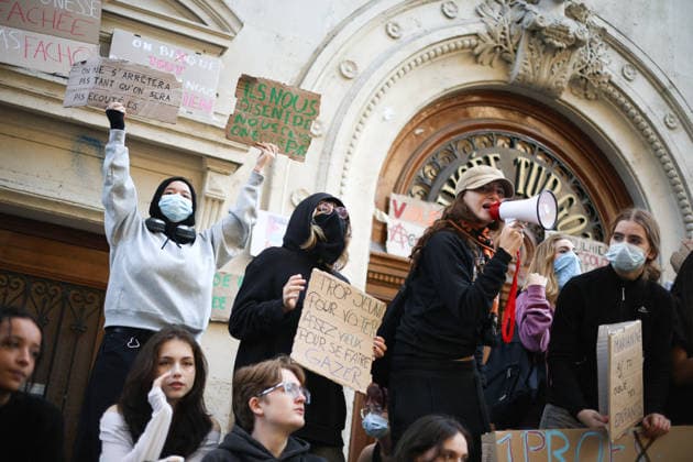 High School Turgot Blockade - Paris Student blocking High school Turgot in Paris, France on October 5, 2026 as they continue their protest to demand the hiring of substitute teachers, increased resources, and decent learning conditions. Photo by Raphael Lafargue ABACAPRESS.COM Paris France Copyright: xLafarguexRaphael ABACAx