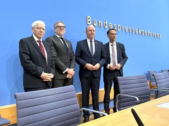 Berlin, Germany, October 5, 2026 Federal Press Conference: Firmly Against Anti-Semitism—Expert Opinion on the Draft Bill to Criminalize the Denial of Israel’s Right to Exist L R Christian Heinz (CDU), Josef Schuster, Steffen Augsberg, Uwe Becker Copyright: xdtsxNachrichtenagenturx dts_137090