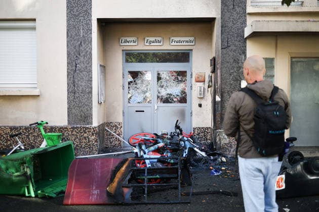 High School Nicolas Louis Vauquelin Blockade - Paris After a fire in front of the entrance of High school Nicolas Louis Vauquelin blocked in Paris, France on October 5, 2026. Students continue their protest to demand the hiring of substitute teachers, increased resources, and decent learning conditions. Photo by Raphael Lafargue ABACAPRESS.COM Paris France  Copyright: xLafarguexRaphael ABACAx