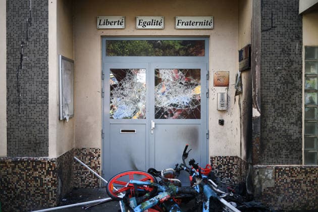 High School Nicolas Louis Vauquelin Blockade - Paris After a fire in front of the entrance of High school Nicolas Louis Vauquelin blocked in Paris, France on October 5, 2026. Students continue their protest to demand the hiring of substitute teachers, increased resources, and decent learning conditions. Photo by Raphael Lafargue ABACAPRESS.COM Paris France  Copyright: xLafarguexRaphael ABACAx