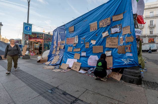 10th Day of the Housing Protest Camp at Puerta del Sol Tents at the Housing Protest Camp at Puerta del Sol, October 5, 2026, in Madrid, Spain. The Housing Protest Camp continues at Puerta del Sol as participants await political reactions to Prime Minister Pedro Sánchez’s call for elections. OCTOBER 5, 2026, Spain  Copyright: xAlbertoxOrtegax 7821755