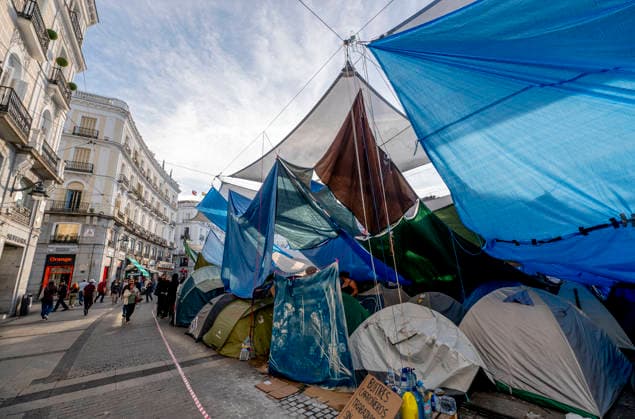 10th Day of the Housing Protest Camp at Puerta del Sol Tents at the Housing Protest Camp at Puerta del Sol, October 5, 2026, in Madrid, Spain. The Housing Protest Camp continues at Puerta del Sol as participants await political reactions to Prime Minister Pedro Sánchez’s call for elections. OCTOBER 5, 2026, Spain  Copyright: xAlbertoxOrtegax 7821771