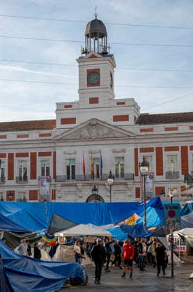 10th Day of the Housing Protest Camp at Puerta del Sol Tents at the Housing Protest Camp at Puerta del Sol, October 5, 2026, in Madrid, Spain. The Housing Protest Camp continues at Puerta del Sol as participants await political reactions to Prime Minister Pedro Sánchez’s call for elections. OCTOBER 5, 2026, Spain  Copyright: xAlbertoxOrtegax 7821773