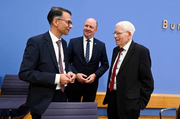 ABB BPK Christian Heinz, Hessian Minister of Justice and for the Rule of Law; Uwe Becker, Representative of the Hessian State Government for Jewish Life; Dr. Josef Schuster, President of the Central Council of Jews in Germany C Topic: Presentation Resolutely Against Antisemitism —Expert Opinion o
