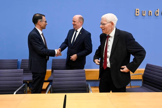 ABB BPK Christian Heinz, Hessian Minister of Justice and for the Rule of Law; Uwe Becker, Representative of the Hessian State Government for Jewish Life; Dr. Josef Schuster, President of the Central Council of Jews in Germany C Topic: Presentation Resolutely Against Antisemitism —Expert Opinion o