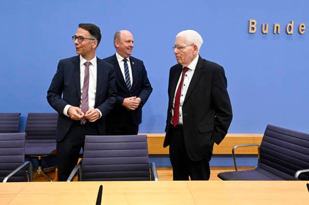 ABB BPK Christian Heinz, Hessian Minister of Justice and for the Rule of Law; Uwe Becker, Representative of the Hessian State Government for Jewish Life; Dr. Josef Schuster, President of the Central Council of Jews in Germany C Topic: Presentation Resolutely Against Antisemitism —Expert Opinion o