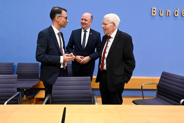 ABB BPK Christian Heinz, Hessian Minister of Justice and for the Rule of Law; Uwe Becker, Representative of the Hessian State Government for Jewish Life; Dr. Josef Schuster, President of the Central Council of Jews in Germany C Topic: Presentation Resolutely Against Antisemitism —Expert Opinion o