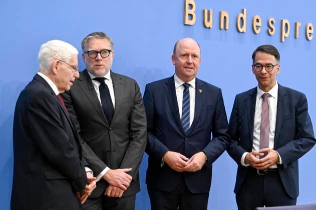 ABB BPK Dr. Josef Schuster, President of the Central Council of Jews in Germany; Prof. Dr. Steffen Augsberg, Professor of Public Law, Justus Liebig University of Giessen; Uwe Becker, Representative of