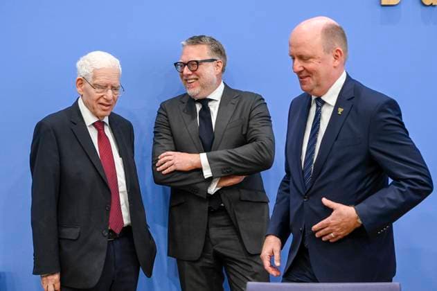 ABB BPK Dr. Josef Schuster, President of the Central Council of Jews in Germany; Prof. Dr. Steffen Augsberg, Professor of Public Law, Justus Liebig University of Giessen; Uwe Becker, Representative of the Hessian State Government for Jewish Life Topic: Presentation—Resolu