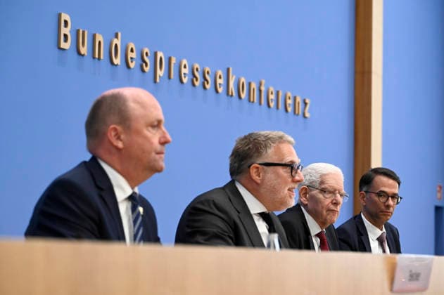 ABB BPK Dr. Josef Schuster, President of the Central Council of Jews in Germany; Prof. Dr. Steffen Augsberg, Professor of Public Law, Justus Liebig University of Giessen; Uwe Becker, Representative of