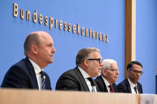 ABB BPK Dr. Josef Schuster, President of the Central Council of Jews in Germany; Prof. Dr. Steffen Augsberg, Professor of Public Law, Justus Liebig University of Giessen; Uwe Becker, Representative of