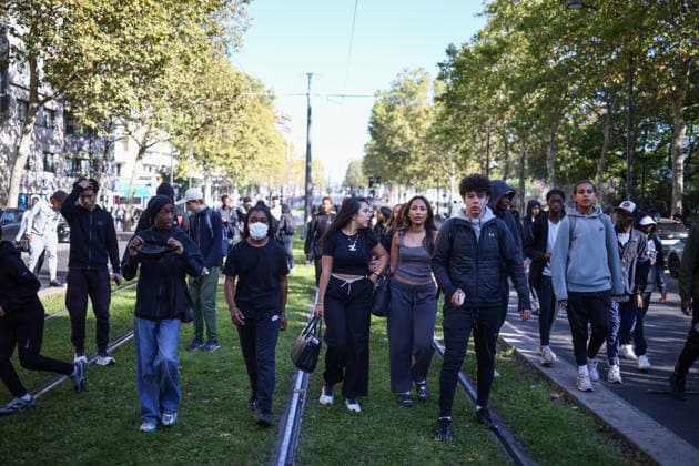 Clashes With Police During Student Protest - Paris Clashes between protesters and police during the student demonstration between the Lycee Paul Valéry and the Lycée Elisa Lemonnier in the 12th arrondissement of Paris, France on October 5, 2026. Students continue their protest to demand the hiring of substitute teachers, increased resources, and decent learning conditions. Photo by Raphael Lafargue ABACAPRESS.COM Paris France  Copyright: xLafarguexRaphael ABACAx