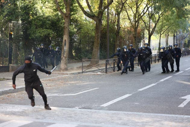Clashes With Police During Student Protest - Paris Clashes between protesters and police during the student demonstration between the Lycee Paul Valéry and the Lycée Elisa Lemonnier in the 12th arrondissement of Paris, France on October 5, 2026. Students continue their protest to demand the hiring of substitute teachers, increased resources, and decent learning conditions. Photo by Raphael Lafargue ABACAPRESS.COM Paris France  Copyright: xLafarguexRaphael ABACAx