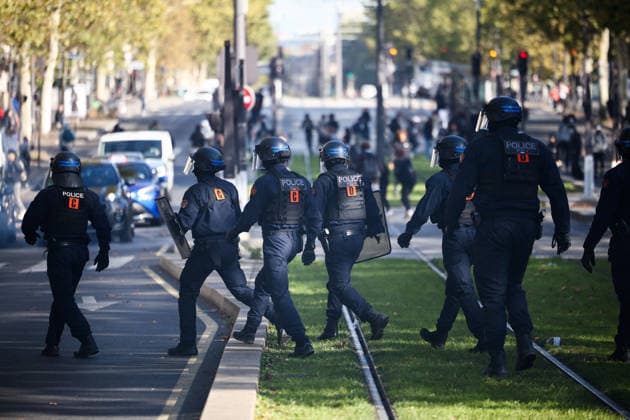 Clashes With Police During Student Protest - Paris Clashes between protesters and police during the student demonstration between the Lycee Paul Valéry and the Lycée Elisa Lemonnier in the 12th arrondissement of Paris, France on October 5, 2026. Students continue their protest to demand the hiring of substitute teachers, increased resources, and decent learning conditions. Photo by Raphael Lafargue ABACAPRESS.COM Paris France  Copyright: xLafarguexRaphael ABACAx