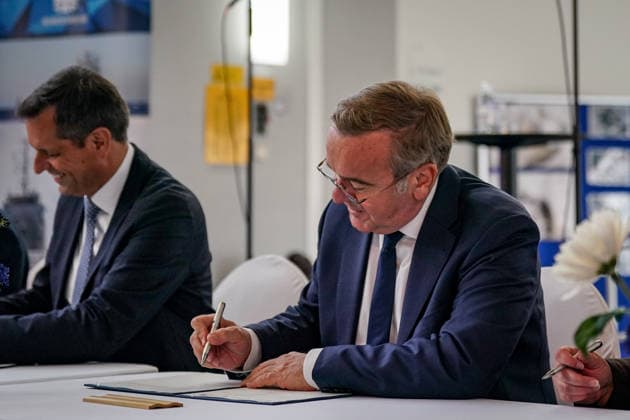 Germany, Emden: Federal Minister of Defense Boris Pistorius (center) and Lower Saxony’s Minister President Olaf Lies (left) at the signing of a letter of intent to establish a second German Navy base on the North Sea coast. Emden will be the site of the new naval base. Signing, letter o Copyright: xJOERANxSTEINSIEKx