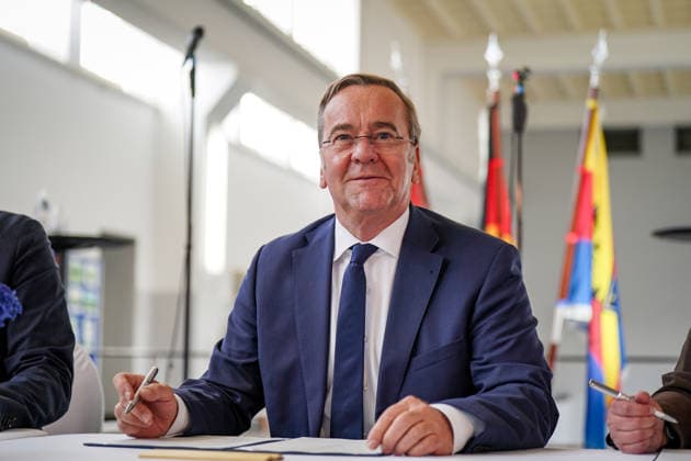 Germany, Emden: Federal Minister of Defense Boris Pistorius (center) and Lower Saxony’s Minister President Olaf Lies (left) at the signing of a letter of intent to establish a second German Navy base on the North Sea coast. Emden will be the site of the new naval base. Signing, letter o Copyright: xJOERANxSTEINSIEKx