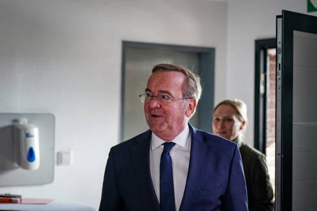 Germany, Emden: Federal Minister of Defense Boris Pistorius upon arrival at a press conference to announce the decision to establish a second German Navy base on the North Sea coast; Emden will be the location of the new naval base. Boris Pistorius, portrait, arrival, Federal Minister of Copyright: xJOERANxSTEINSIEKx