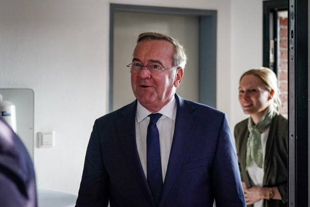 Germany, Emden: Federal Minister of Defense Boris Pistorius upon arrival at a press conference to announce the decision to establish a second German Navy base on the North Sea coast; Emden will be the location of the new naval base. Boris Pistorius, portrait, arrival, Federal Minister of Copyright: xJOERANxSTEINSIEKx