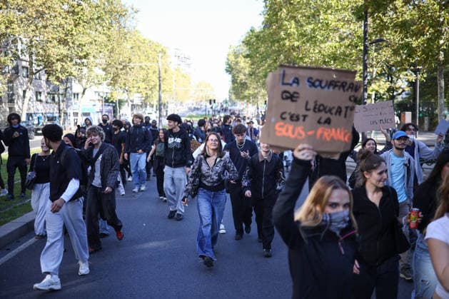 Clashes With Police During Student Protest - Paris Clashes between protesters and police during the student demonstration between the Lycee Paul Valéry and the Lycée Elisa Lemonnier in the 12th arrondissement of Paris, France on October 5, 2026. Students continue their protest to demand the hiring of substitute teachers, increased resources, and decent learning conditions. Photo by Raphael Lafargue ABACAPRESS.COM Paris France  Copyright: xLafarguexRaphael ABACAx