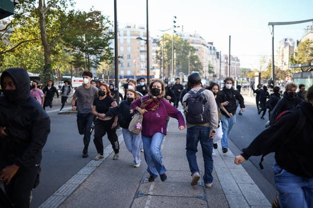 Clashes With Police During Student Protest - Paris Clashes between protesters and police during the student demonstration between the Lycee Paul Valéry and the Lycée Elisa Lemonnier in the 12th arrondissement of Paris, France on October 5, 2026. Students continue their protest to demand the hiring of substitute teachers, increased resources, and decent learning conditions. Photo by Raphael Lafargue ABACAPRESS.COM Paris France  Copyright: xLafarguexRaphael ABACAx