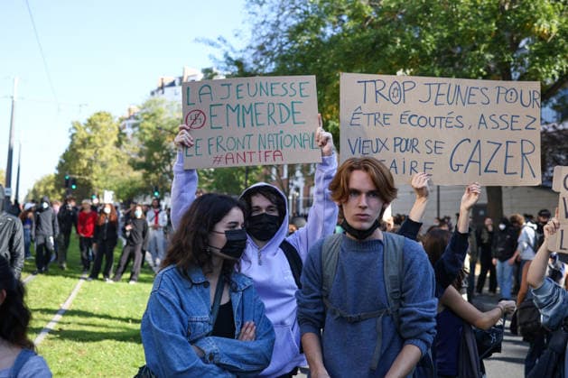 Clashes With Police During Student Protest - Paris Clashes between protesters and police during the student demonstration between the Lycee Paul Valéry and the Lycée Elisa Lemonnier in the 12th arrondissement of Paris, France on October 5, 2026. Students continue their protest to demand the hiring of substitute teachers, increased resources, and decent learning conditions. Photo by Raphael Lafargue ABACAPRESS.COM Paris France  Copyright: xLafarguexRaphael ABACAx