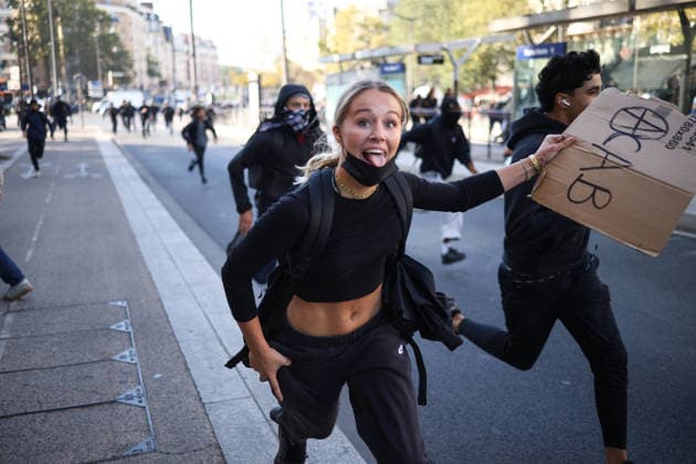 Clashes With Police During Student Protest - Paris Clashes between protesters and police during the student demonstration between the Lycee Paul Valéry and the Lycée Elisa Lemonnier in the 12th arrondissement of Paris, France on October 5, 2026. Students continue their protest to demand the hiring of substitute teachers, increased resources, and decent learning conditions. Photo by Raphael Lafargue ABACAPRESS.COM Paris France  Copyright: xLafarguexRaphael ABACAx