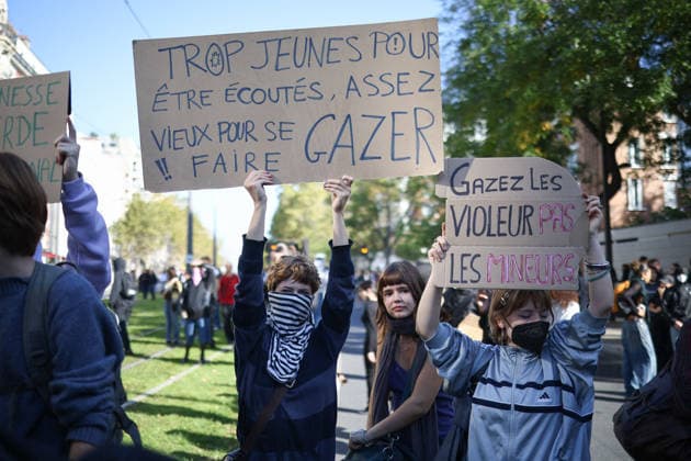 Clashes With Police During Student Protest - Paris Clashes between protesters and police during the student demonstration between the Lycee Paul Valéry and the Lycée Elisa Lemonnier in the 12th arrondissement of Paris, France on October 5, 2026. Students continue their protest to demand the hiring of substitute teachers, increased resources, and decent learning conditions. Photo by Raphael Lafargue ABACAPRESS.COM Paris France  Copyright: xLafarguexRaphael ABACAx
