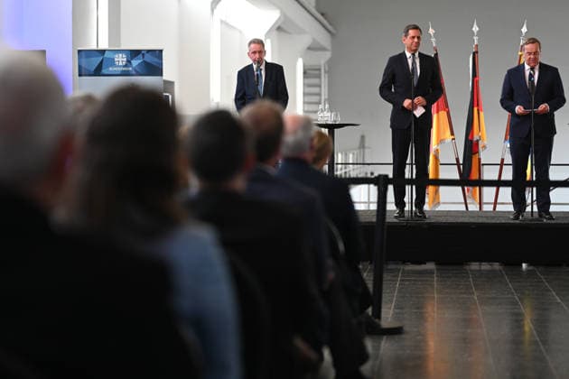 Navy to Get New Port in Emden Emden’s First Councilman Horst Jahnke (SPD), Olaf Lies (SPD), Minister-President of Lower Saxony, Boris Pistorius (SPD), Federal Minist Copyright: xdiebildwerftx