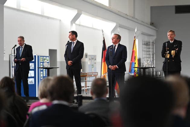 Navy to Get New Port in Emden Emden’s First Councilman Horst Jahnke (SPD), Olaf Lies (SPD), Minister-President of Lower Saxony, Boris Pistorius (SPD), Federal Minist Copyright: xdiebildwerftx