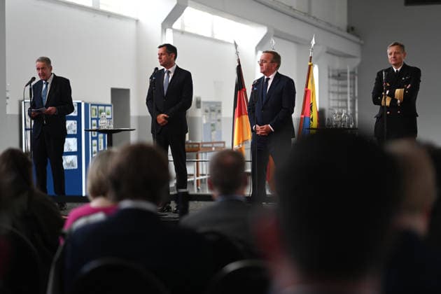 Navy to Get New Port in Emden Emden’s First Councilman Horst Jahnke (SPD), Olaf Lies (SPD), Minister-President of Lower Saxony, Boris Pistorius (SPD), Federal Minist Copyright: xdiebildwerftx