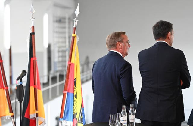Navy to Get New Port in Emden Olaf Lies (SPD), Minister-President of Lower Saxony, looks on as Boris Pistorius (SPD), Federal Minister of Defense, as they inspect the main pumping station at Knock. Federal Minister of Defense Boris Pistorius (SPD) announced today t Copyright: xdiebildwerftx