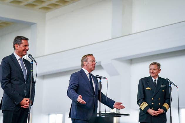 Germany: Lower Saxony’s Minister-President Olaf Lies (left), Federal Minister of Defense Boris Pistorius (center), and Vice Admiral Wilhelm Tobias Abry, Inspector General of the Navy (right), at the press conference announcing the decision to establish a second German Navy base in Emden. Olaf Lies, Boris Pistorius, Copyright: xJOERANxSTEINSIEKx