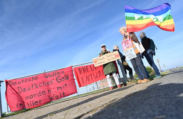 Navy to Get New Port in Emden: Numerous people are demonstrating on Knock Street in Emden against the planned naval base. Federal Minister of Defense Boris Pistorius (SPD) announced today that a new naval port is to be built in Emden. As part of a new strategy, the Navy is to be modernized and needs an additional port in the North Sea. Copyright: xdiebildwerftx