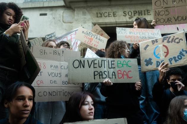 High school students block their schools in Paris High school students in front of LycÃ e Sophie Germain continue to block the entrances to schools in Paris on Monday morning as part of a nationwide protest movement over deteriorating conditions in French education. Students are demanding more resources, smaller class sizes, more teachers and improvements to school facilities. Paris France  Copyright: xNikxErikxNeubauerx DSC_8514