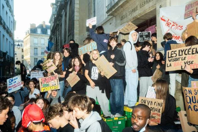High school students block their schools in Paris High school students in front of Lycee Sophie Germain continue to block the entrances to schools in Paris on Monday morning as part of a nationwide protest movement over deteriorating conditions in French education. Students are demanding more resources, smaller class sizes, more teachers and improvements to school facilities. Paris France  Copyright: xNikxErikxNeubauerx DSC_8864