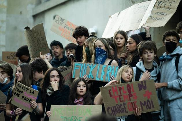 High school students block their schools in Paris High school students in front of Lycee Sophie Germain continue to block the entrances to schools in Paris on Monday morning as part of a nationwide protest movement over deteriorating conditions in French education. Students are demanding more resources, smaller class sizes, more teachers and improvements to school facilities. Paris France  Copyright: xNikxErikxNeubauerx DSC_8931