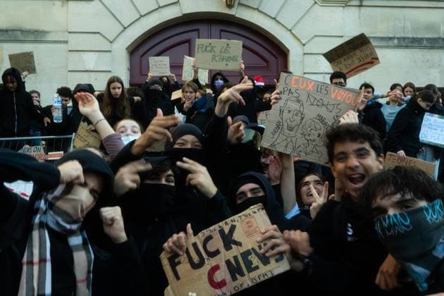 High school students block their schools in Paris High school students in front of Charlemagne high school continue to block the entrances to schools in Paris on Monday morning as part of a nationwide protest movement over deteriorating conditions in French education. Students are demanding more resources, smaller class sizes, more teachers and improvements to school facilities. Paris France  Copyright: xNikxErikxNeubauerx DSC_9100