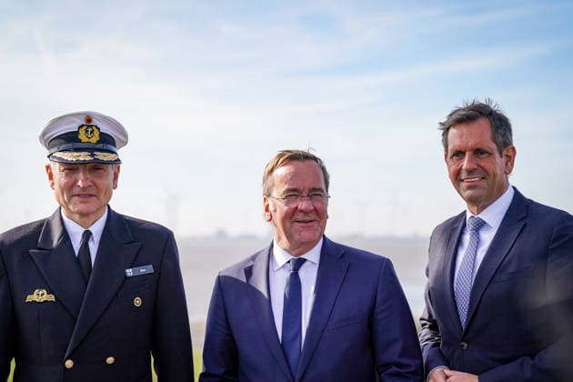 Germany, Emden: Vice Admiral Wilhelm Tobias Abry, Inspector General of the Navy (left), Federal Minister of Defense Boris Pistorius (center), and Lower Saxony’s Minister President Olaf Lies (right) at a press conference announcing the decision to locate the German Navy’s new naval base in Emden. Olaf Lies waves dur Copyright: xJOERANxSTEINSIEKx