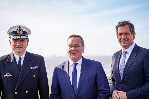 Germany, Emden: Vice Admiral Wilhelm Tobias Abry, Inspector General of the Navy (left), Federal Minister of Defense Boris Pistorius (center), and Lower Saxony’s Minister President Olaf Lies (right) at a press conference announcing the decision to locate the German Navy’s new naval base in Emden. Olaf Lies waves dur Copyright: xJOERANxSTEINSIEKx
