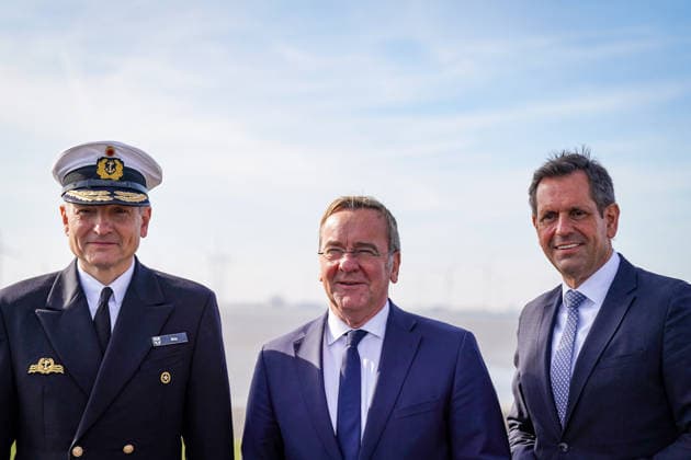 Germany, Emden: Vice Admiral Wilhelm Tobias Abry, Inspector General of the Navy (left), Federal Minister of Defense Boris Pistorius (center), and Lower Saxony’s Minister President Olaf Lies (right) at a press conference announcing the decision to locate the German Navy’s new naval base in Emden. Olaf Lies waves dur Copyright: xJOERANxSTEINSIEKx