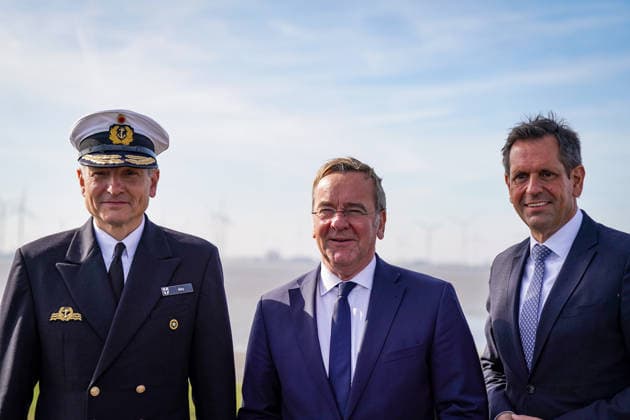 Germany, Emden: Vice Admiral Wilhelm Tobias Abry, Inspector General of the Navy (left), Federal Minister of Defense Boris Pistorius (center), and Lower Saxony’s Minister President Olaf Lies (right) at a press conference announcing the decision to locate the German Navy’s new naval base in Emden. Olaf Lies waves dur Copyright: xJOERANxSTEINSIEKx